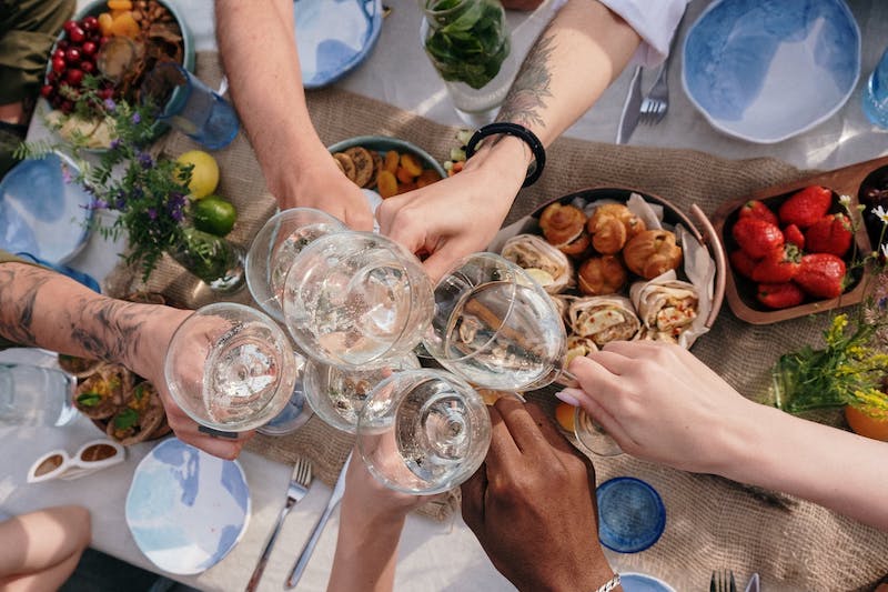 Ceux qui ont plus d’amis ont une meilleure tolérance à la douleur