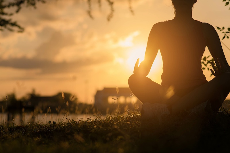 La méditation de pleine conscience réduit la douleur en la séparant du soi
